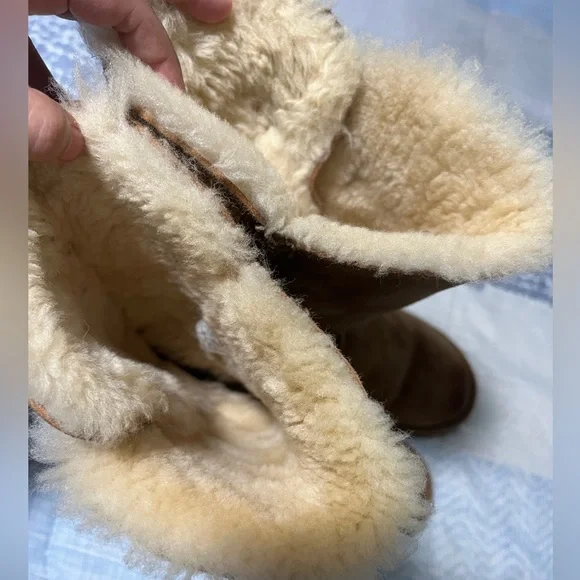 USED** UGG. 7 Bailey Button Triplet II Tall Sheepskin Wool Boots in Chestnut - Picture 9 of 11